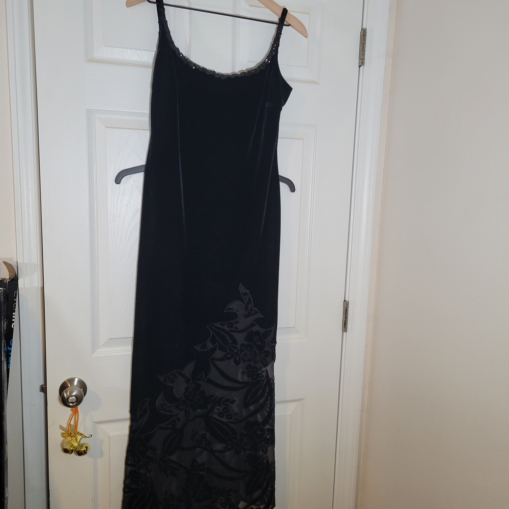 Niki Lavis Elegant Black Maxi Dress